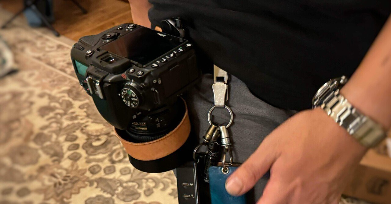 両手をあけた状態から一眼カメラを1秒で構えられるアイテム