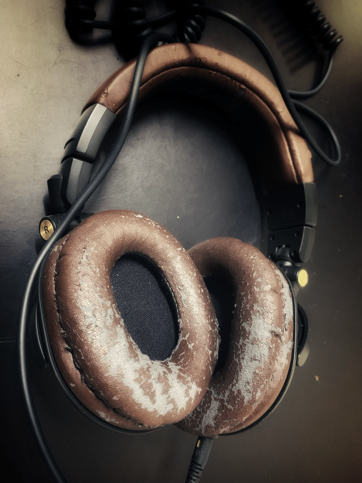 ATH-M50x イヤーパッドがボロボロです オーディオテクニカのモニターヘッドホン(ATH-M50x)のパッド交換
