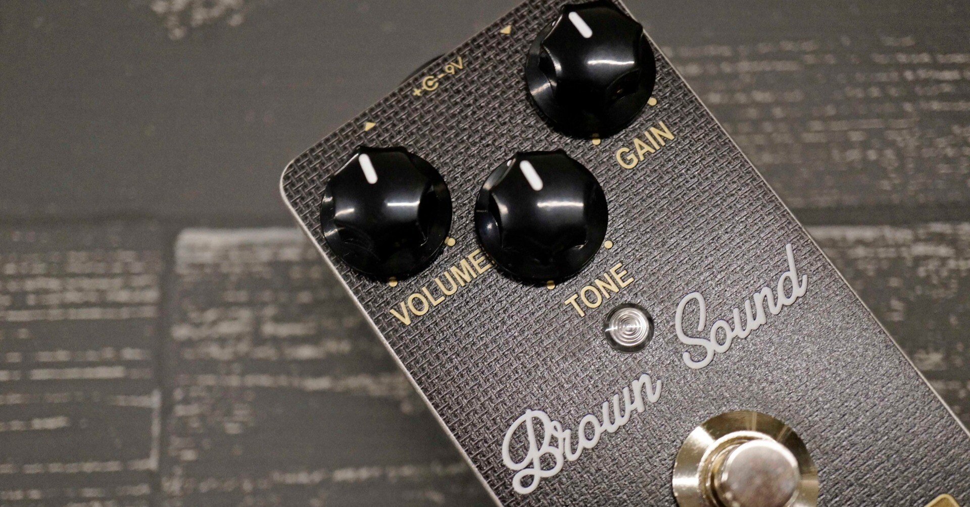 まさに“ブラウンサウンド”！使いやすいディストーション、Dazatronyx