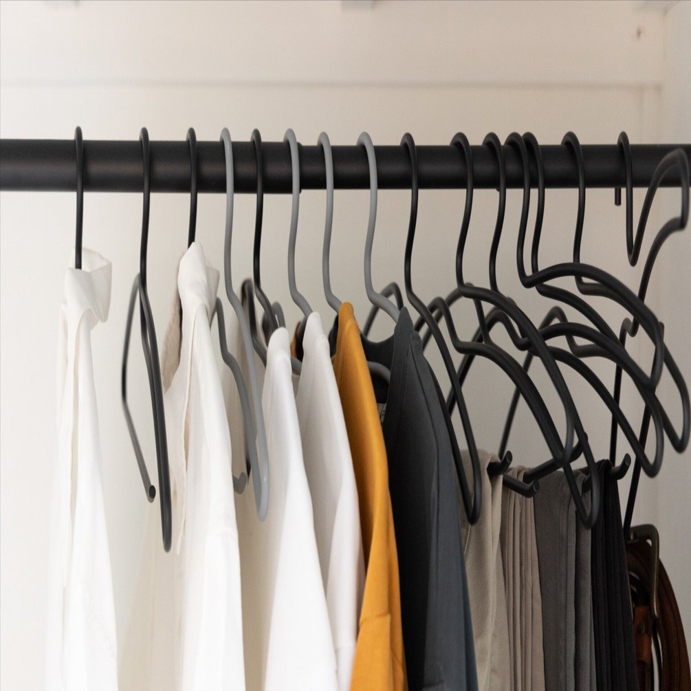 シャツもパンツもこれ1本。dripの金属製ハンガー「oneger」で