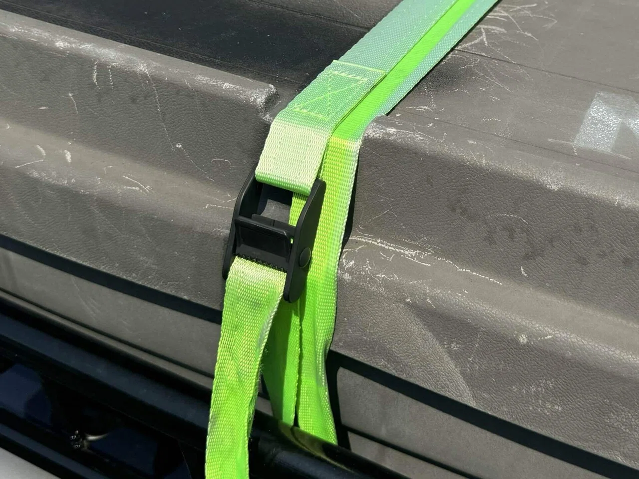 ルーフラックの荷物をしっかり固定して走らないようにする ルーフラックの荷物をしっかり固定して走らないようにする