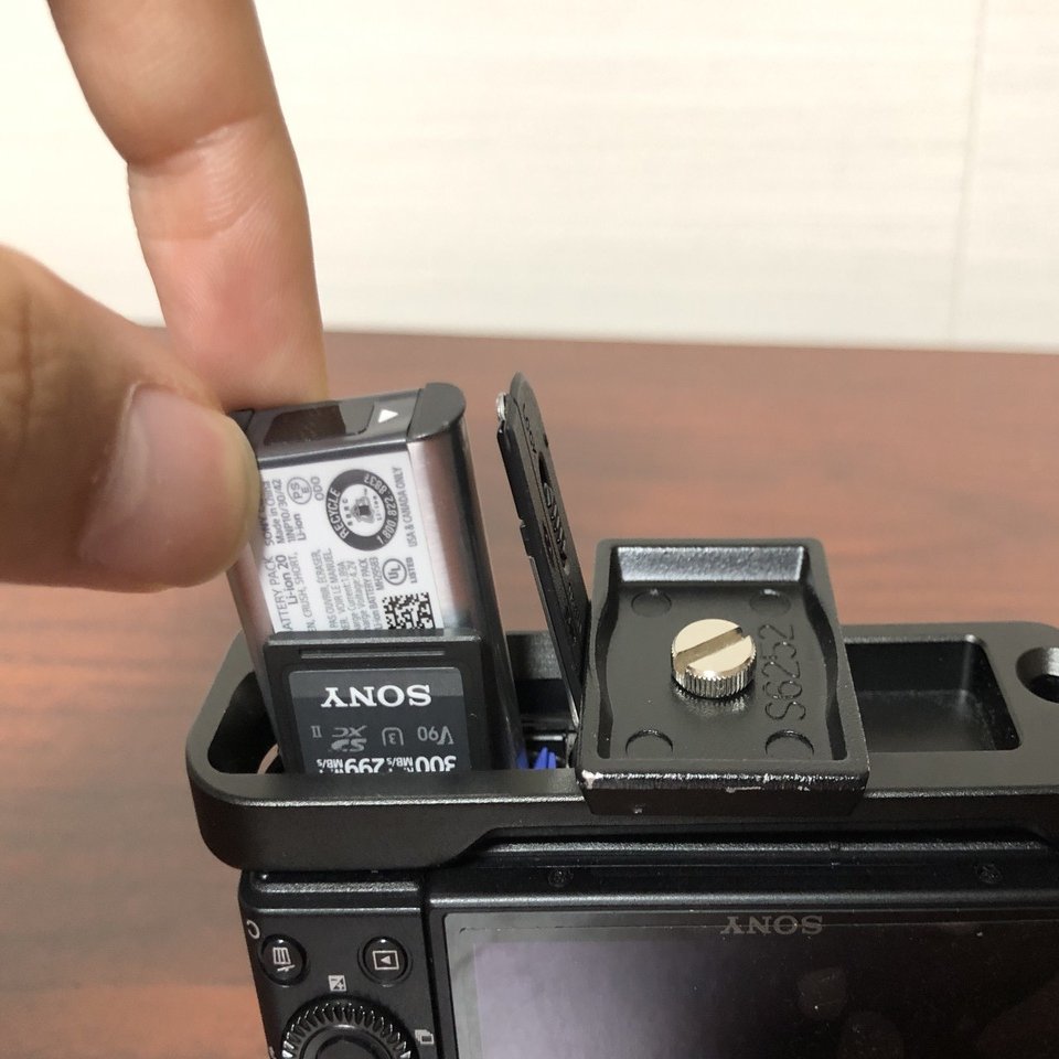 RX100M7のバッテリー・SDカードを取りやすくするリグ（UURig R017