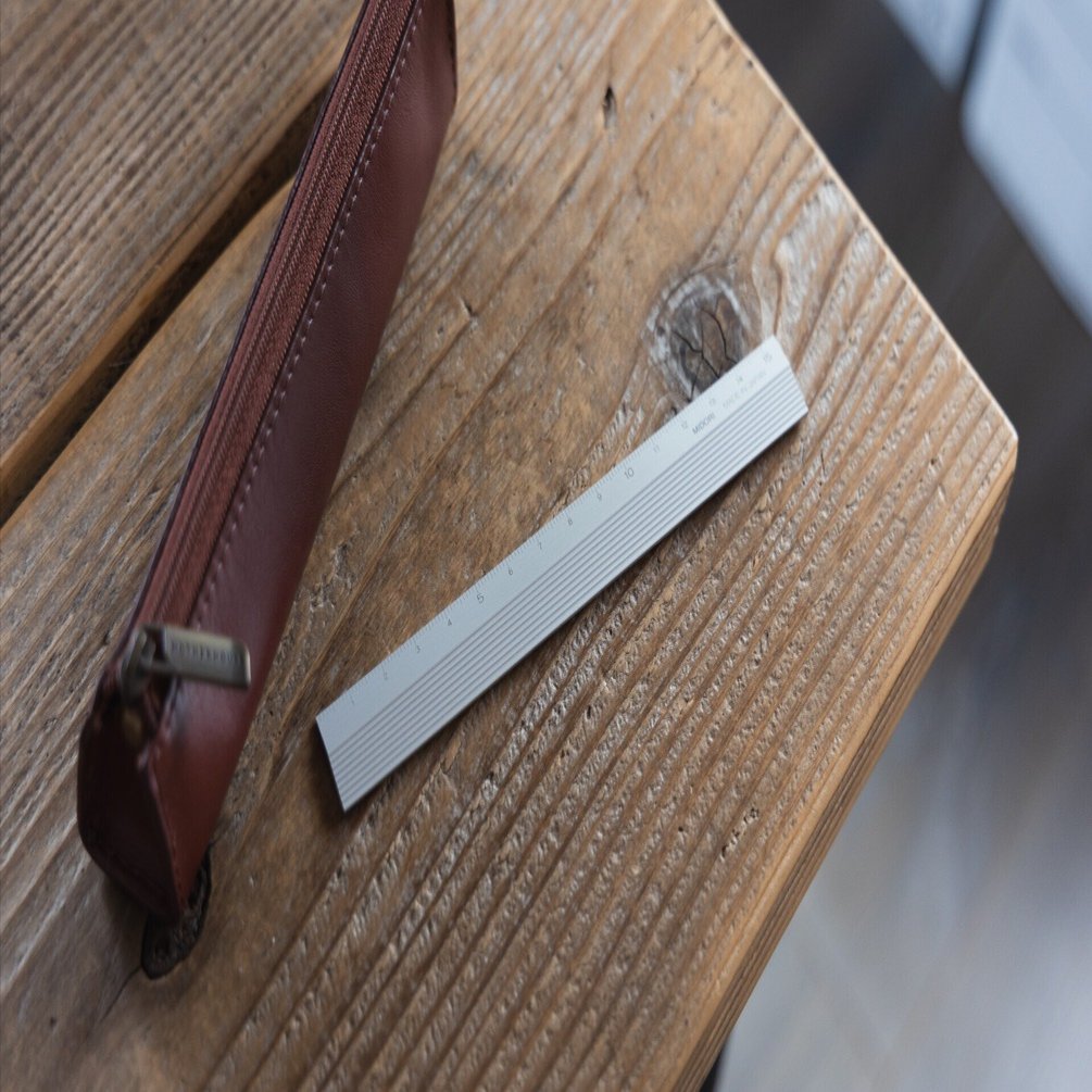 限界まで長さを抑えた15cmモノサシ。デザインフィル「midori アルミ