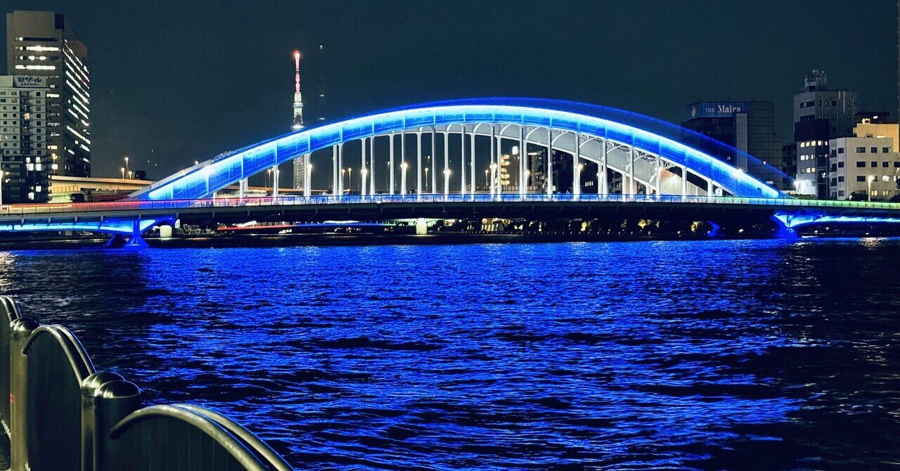 青が眩しく光り輝く永代橋｜WAGNAS