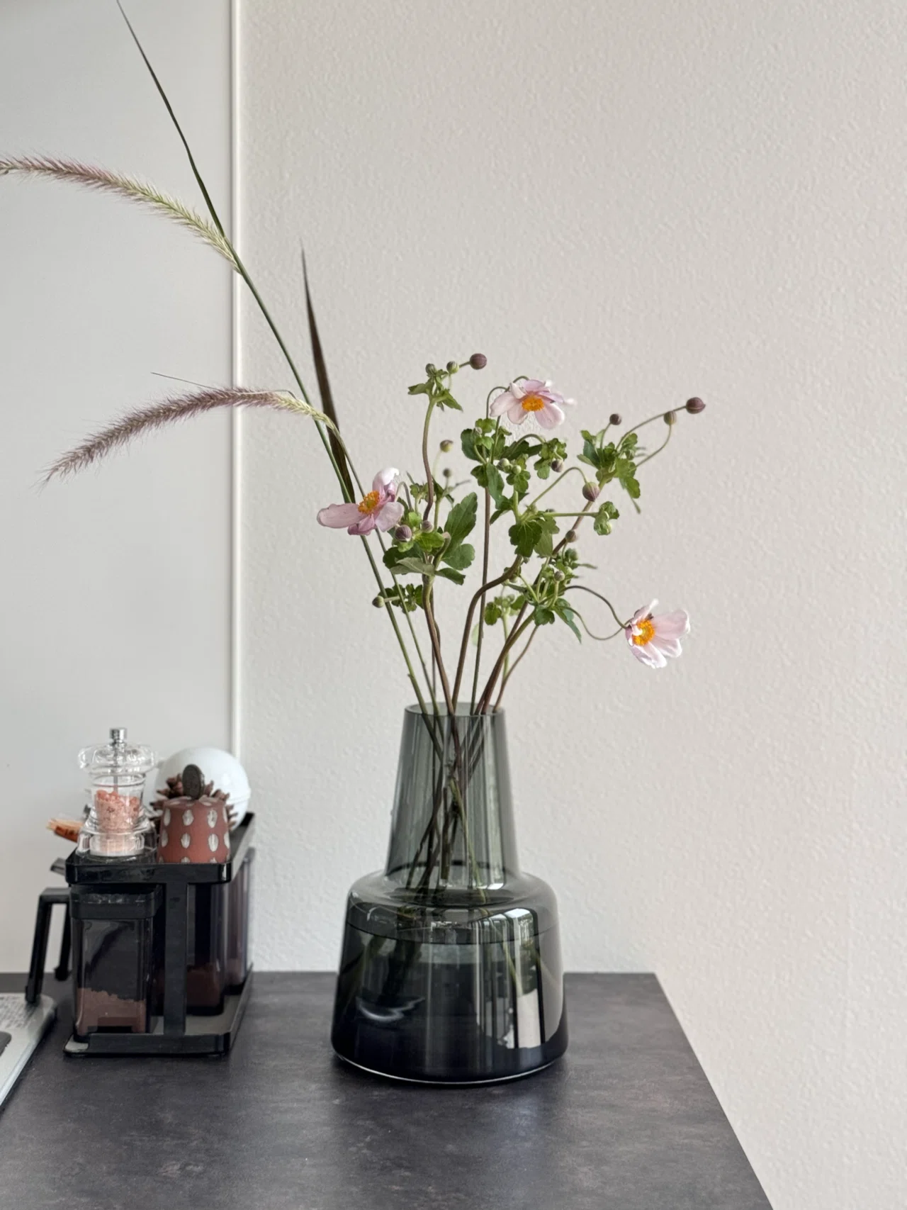 インテリアにお花で季節を取り入れる｜madoka_interior / インテリア 
