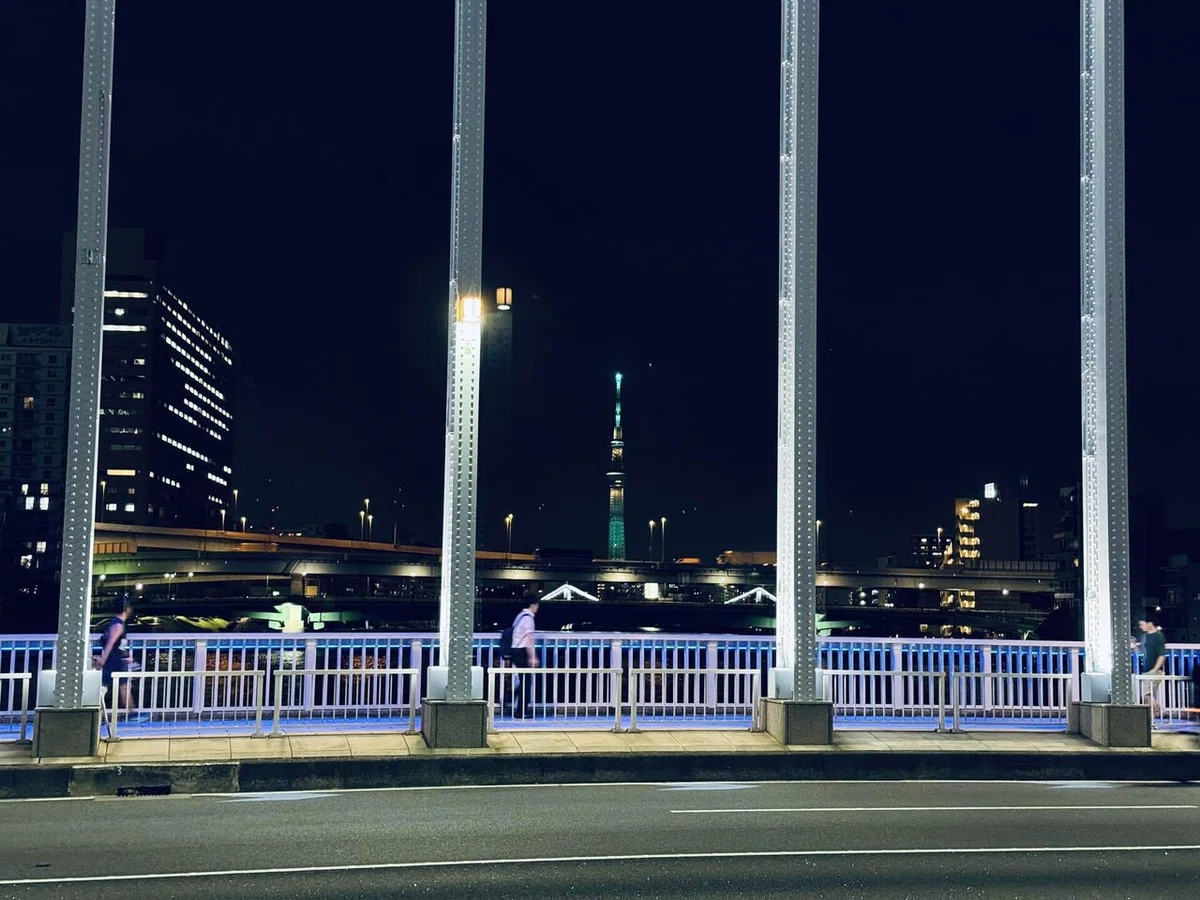 青が眩しく光り輝く永代橋｜WAGNAS 水色橋の向こうに