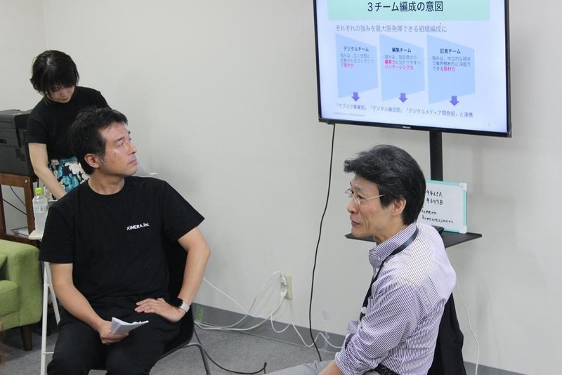 右:ダイヤモンド社 麻生さん。麻生さんは現在「週刊ダイヤモンド」「ダイヤモンド・オンライン」「DIAMONDハーバード・ビジネス・レビュー」などの発行人を務める 左:キメラ生崎