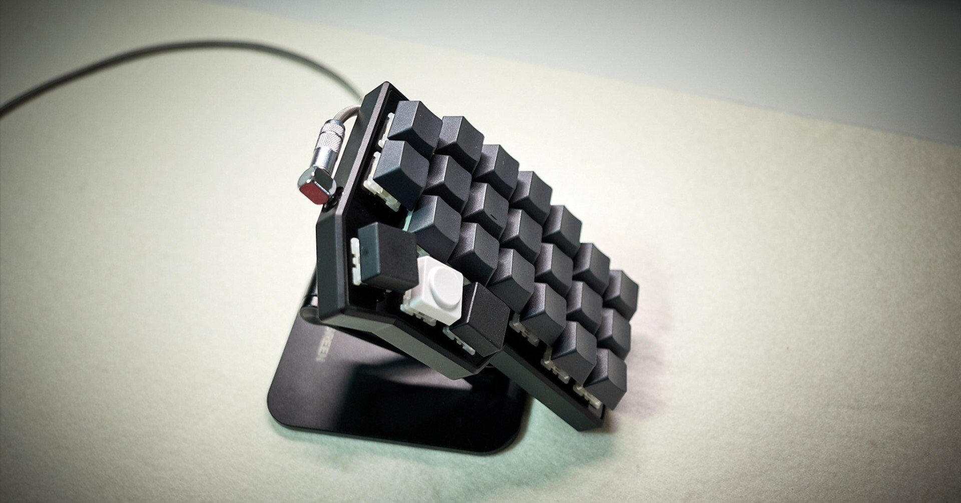 【新品】corne v4 cherry 完成品　刻印あり　白キーキャップ Corne V4 Cherryのキーキャップ購入(サイバーパンク仕様)｜鉢-bit