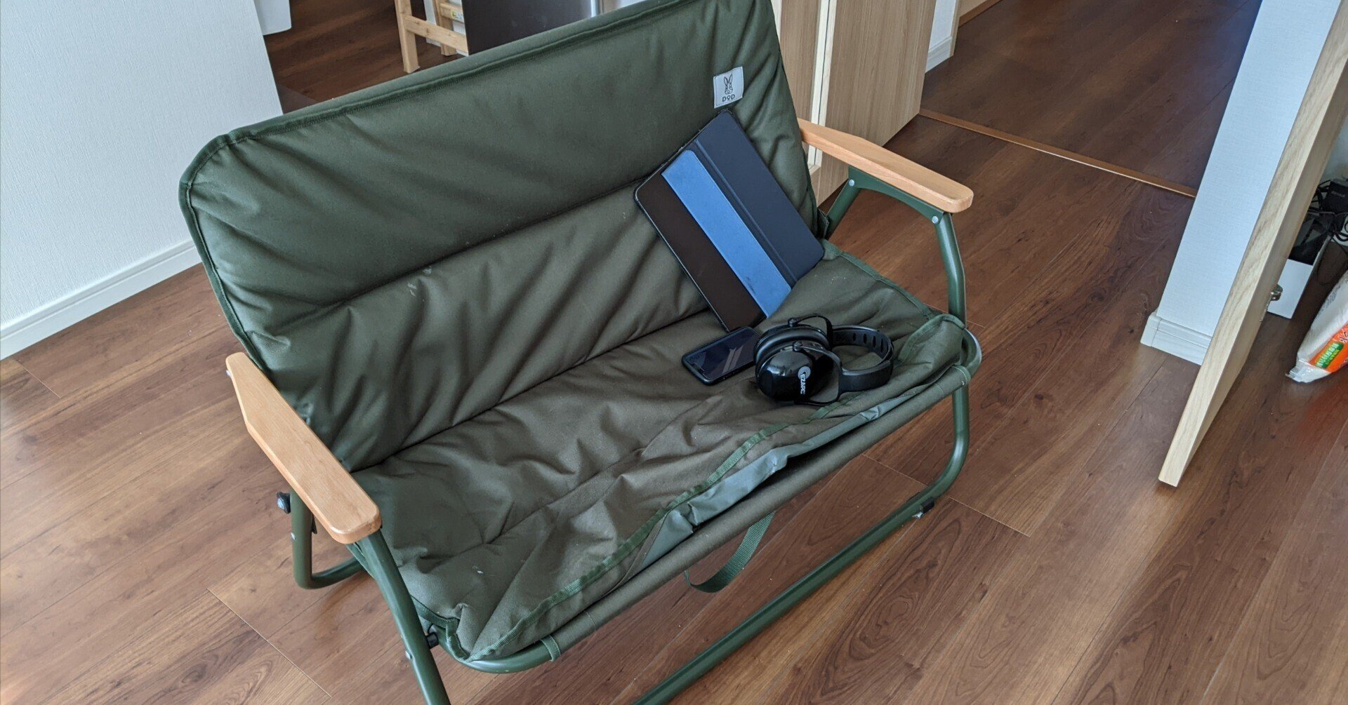 狭い子供部屋にはアウトドア用折り畳みベンチが使い勝手が良い(DOD 狭い子供部屋にはアウトドア用折り畳みベンチが使い勝手が良い(DOD