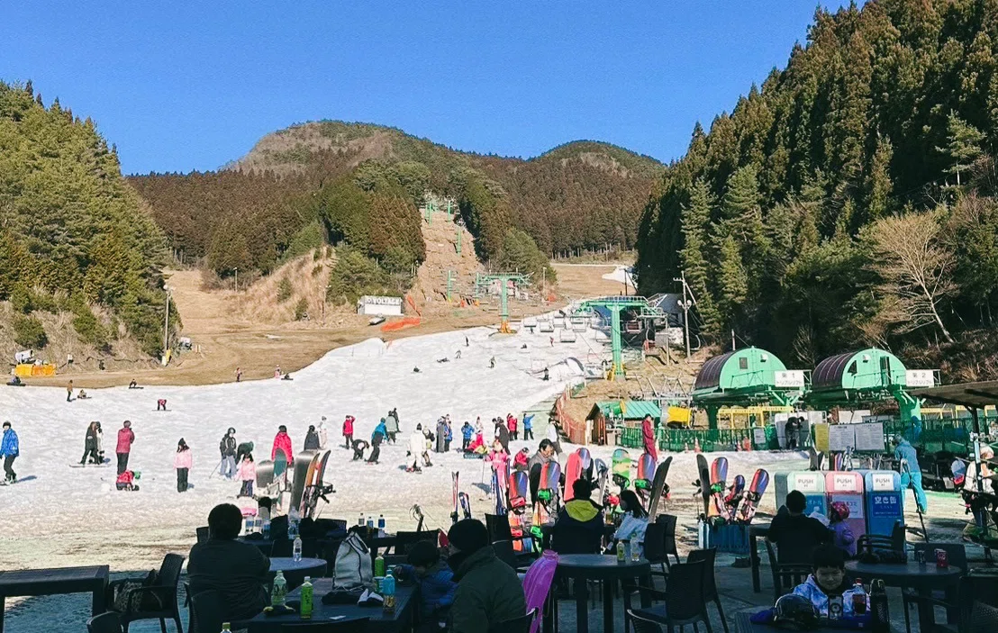 人工雪のゲレンデ