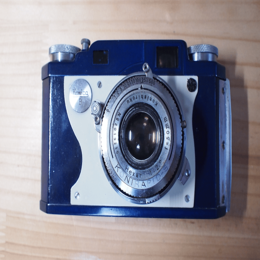 青いカメラはいかがでしょう【コニカ】｜おしゃま