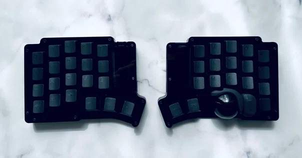 moNa2（無線×分割型×トラックボールマウス）キーボードで理想の
