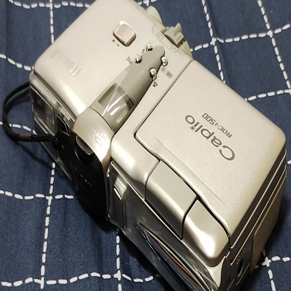 伝統的スタイルのオールド奇デジカメ（RICOH Caplio RDC-i500