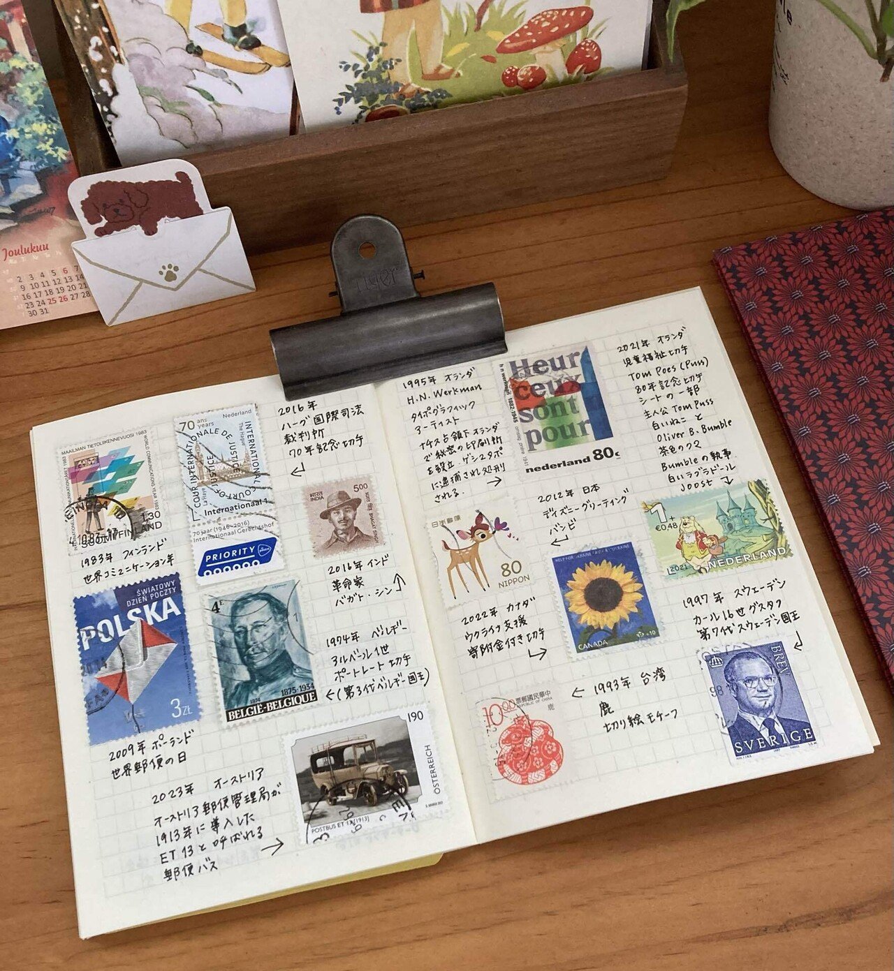 海外の切手をフレームに入れた作品