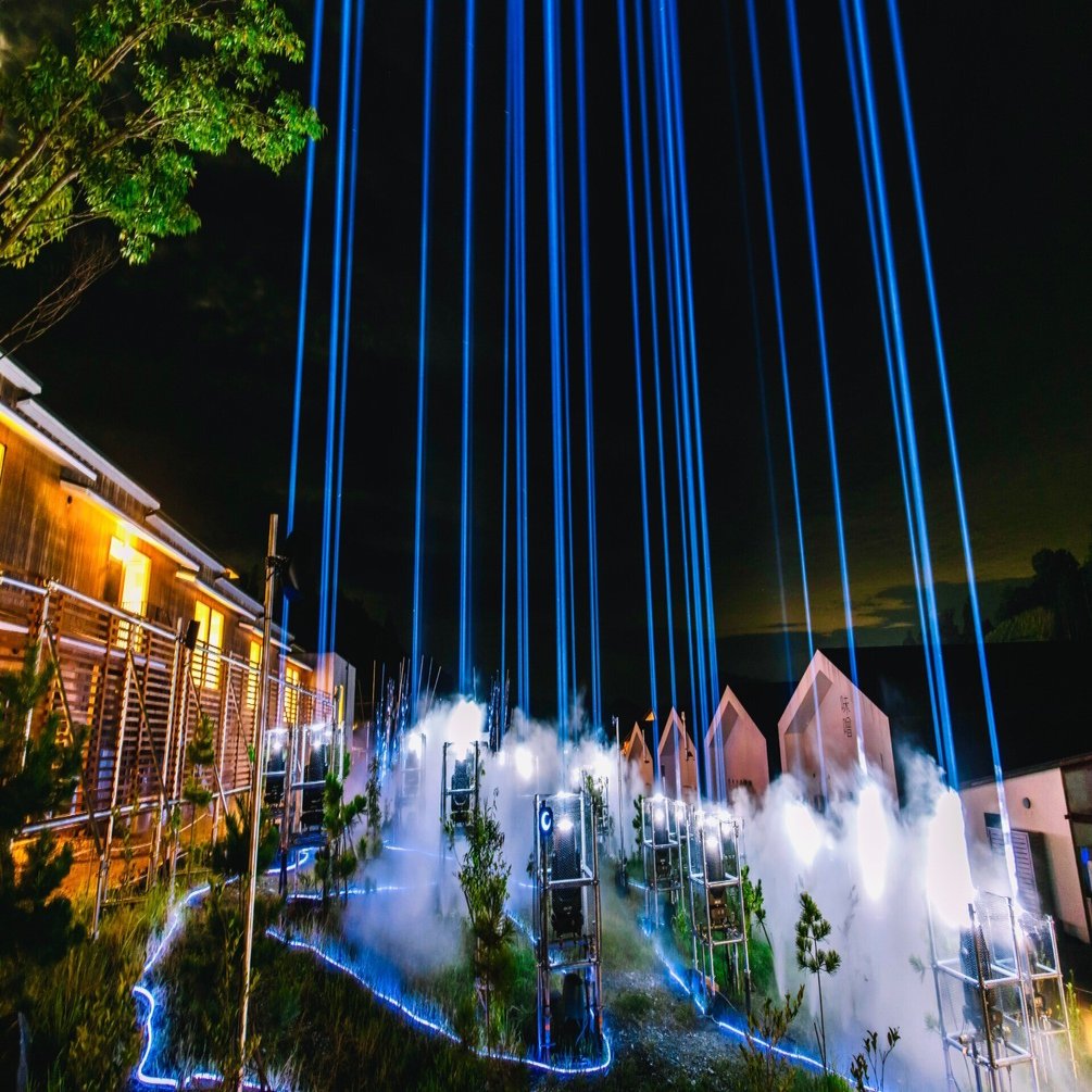 月の世界に迷い込む！？VISONライトアップショウ「月の神さまと不思議