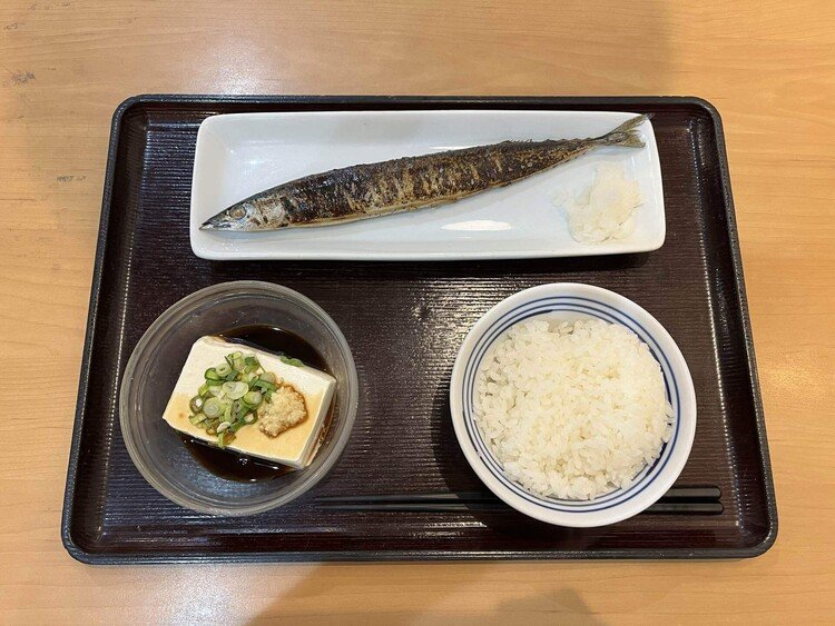 今日の朝食は広島袋町食堂のさんま塩焼。食堂なので出来合いが並んでるけどさんまは頼むと焼いてくれる。美味かった。