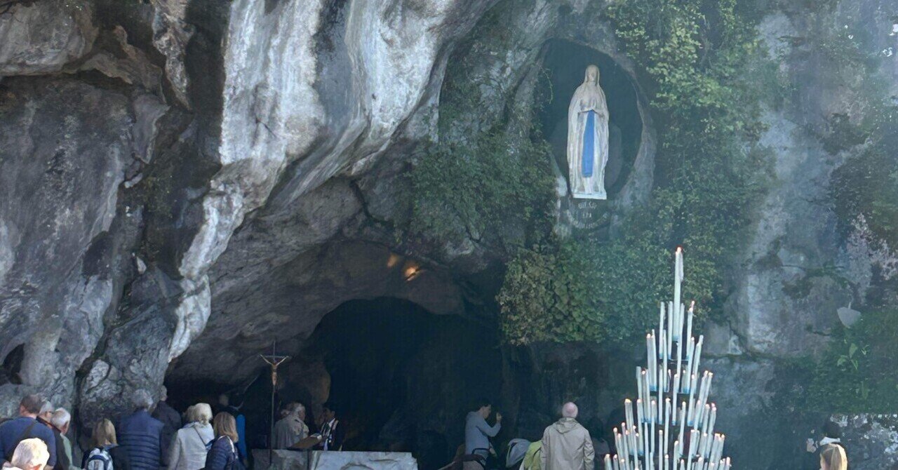 (ルルドの奇跡で検索)フランス・ルルド街ルルドの泉から直接くんだ原水＊とても貴重 🇫🇷④ルルドの泉⑴奇跡の水の効果を実感｜νεράιδα