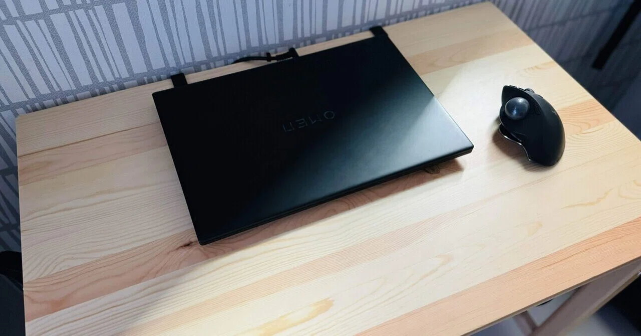シンプルでおしゃれなワークスペース 〜PCや机をどう選んだか〜｜HAL