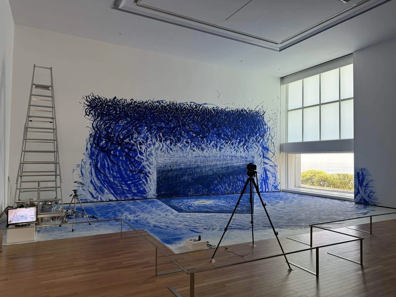 「石田尚志 絵と窓の間」@神奈川県立近代美術館葉山 絵画を描いている間の、窓からの光の遷移ごと作品。 アートの動画作品って（実は）そんなに好き ...
