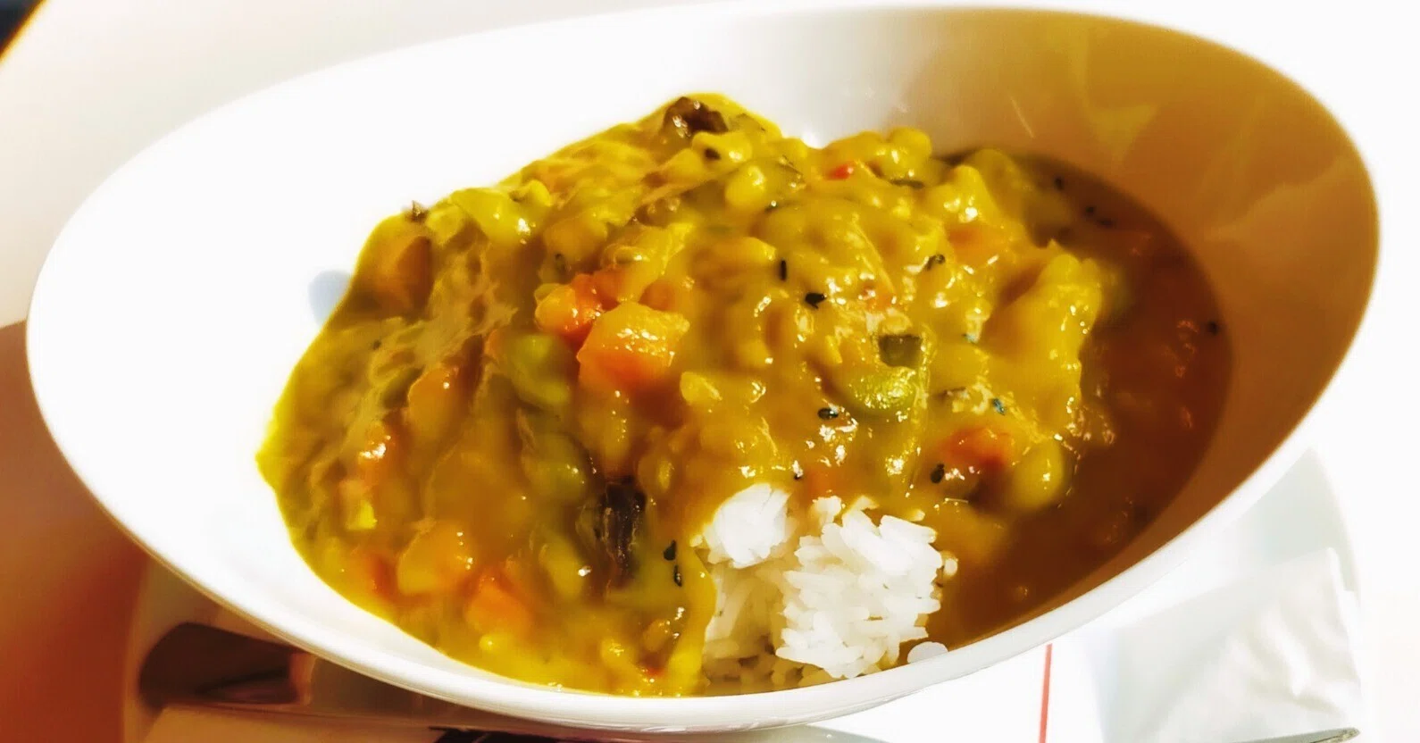 ドイツの食堂車両に潜入!特急列車(ICE)で楽しむ快適な食事の時間 ドイツの食堂車両に潜入!特急列車(ICE)で楽しむ快適な食事の時間