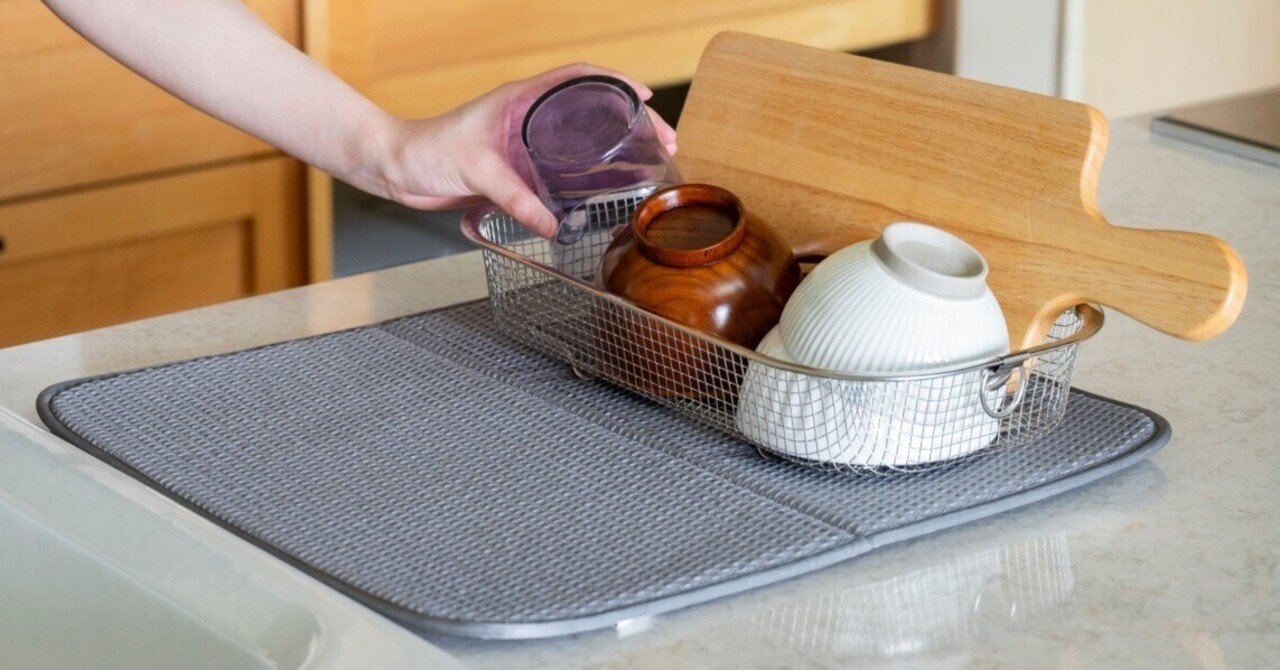 「小さい暮らし」の日々のピース　すっきり暮らすためのキッチンづくり片づけミニマム セットで使ってさらにすっきり！すっきり暮らす水切りかごにちょうど