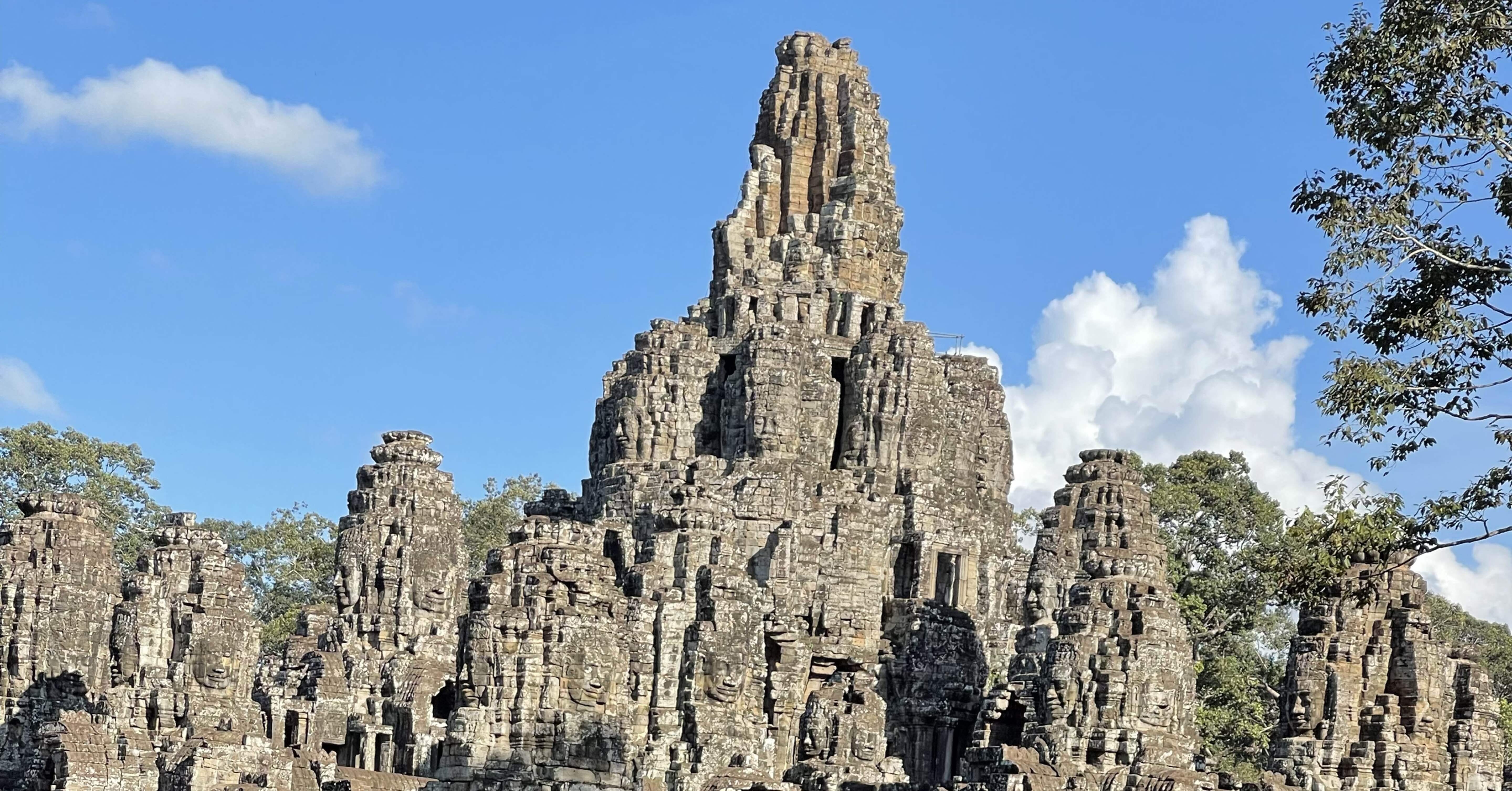 アンコールトムのバイヨン遺跡のレリーフの浮き彫りを紹介致します