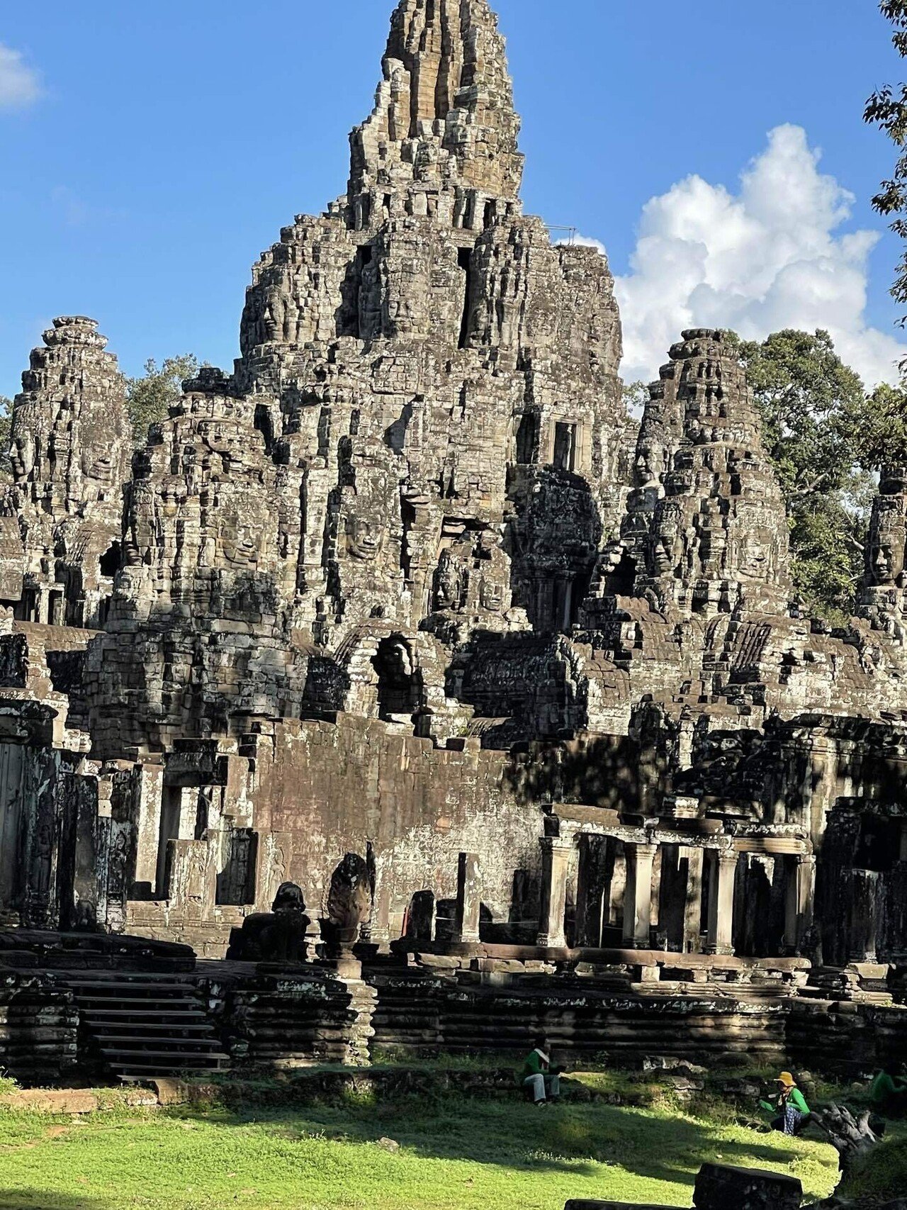 アンコールトムのバイヨン遺跡のレリーフの浮き彫りを紹介致します