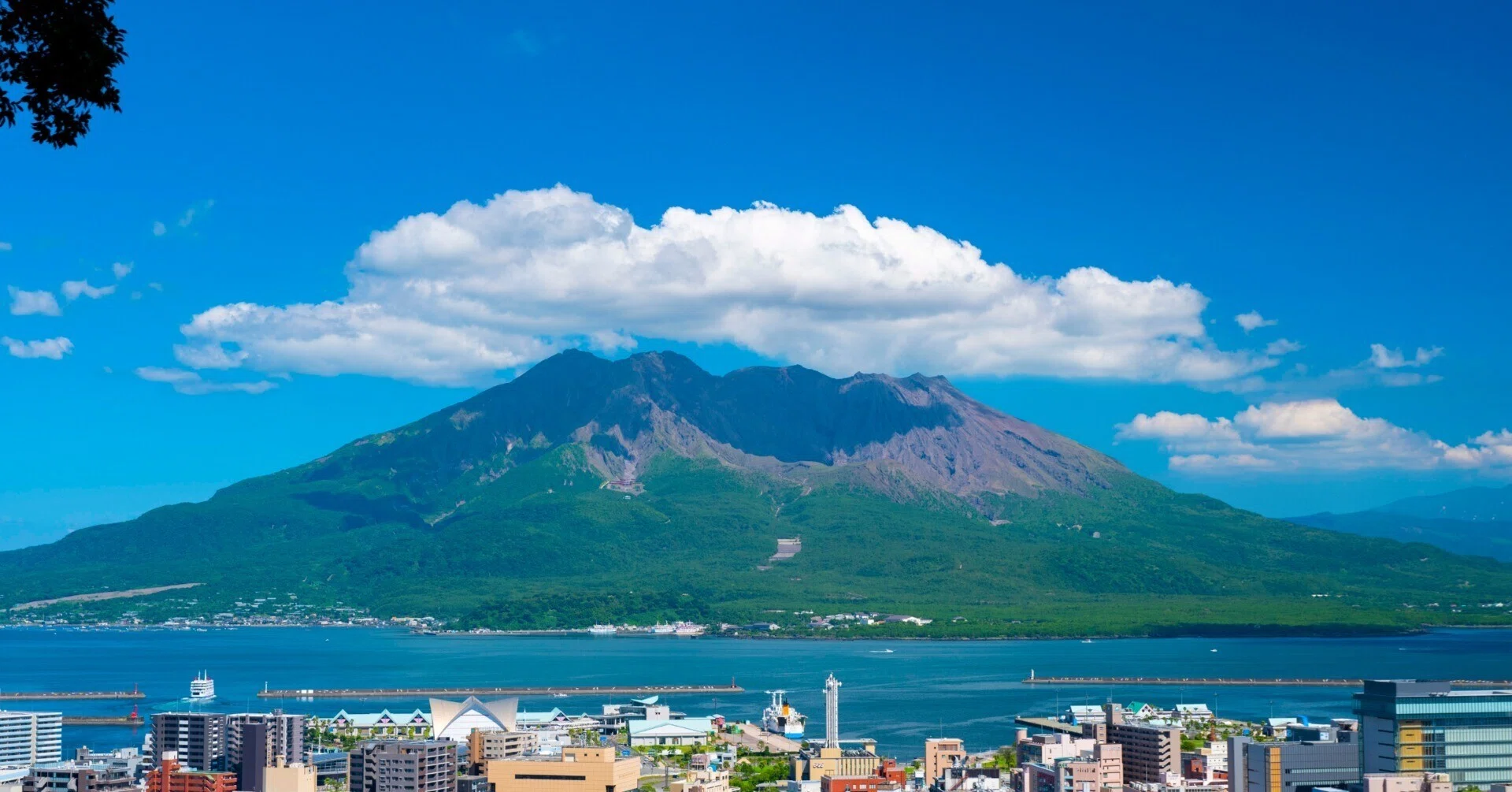 0147 年800回噴火､鹿児島のシンボル､エネルギーの塊「桜島」（鹿児島県