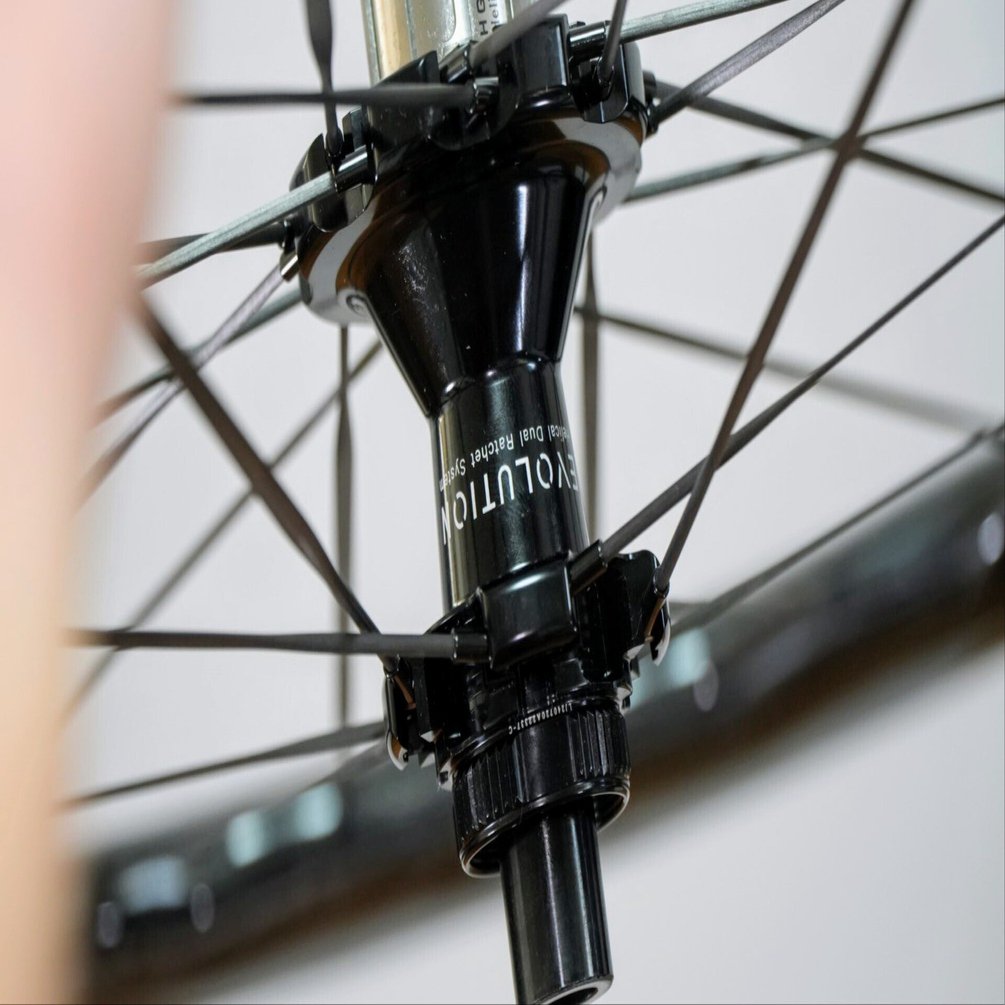 レビュー】EVOLUTIONハブと極太エアロスポークを搭載した波状カーボン