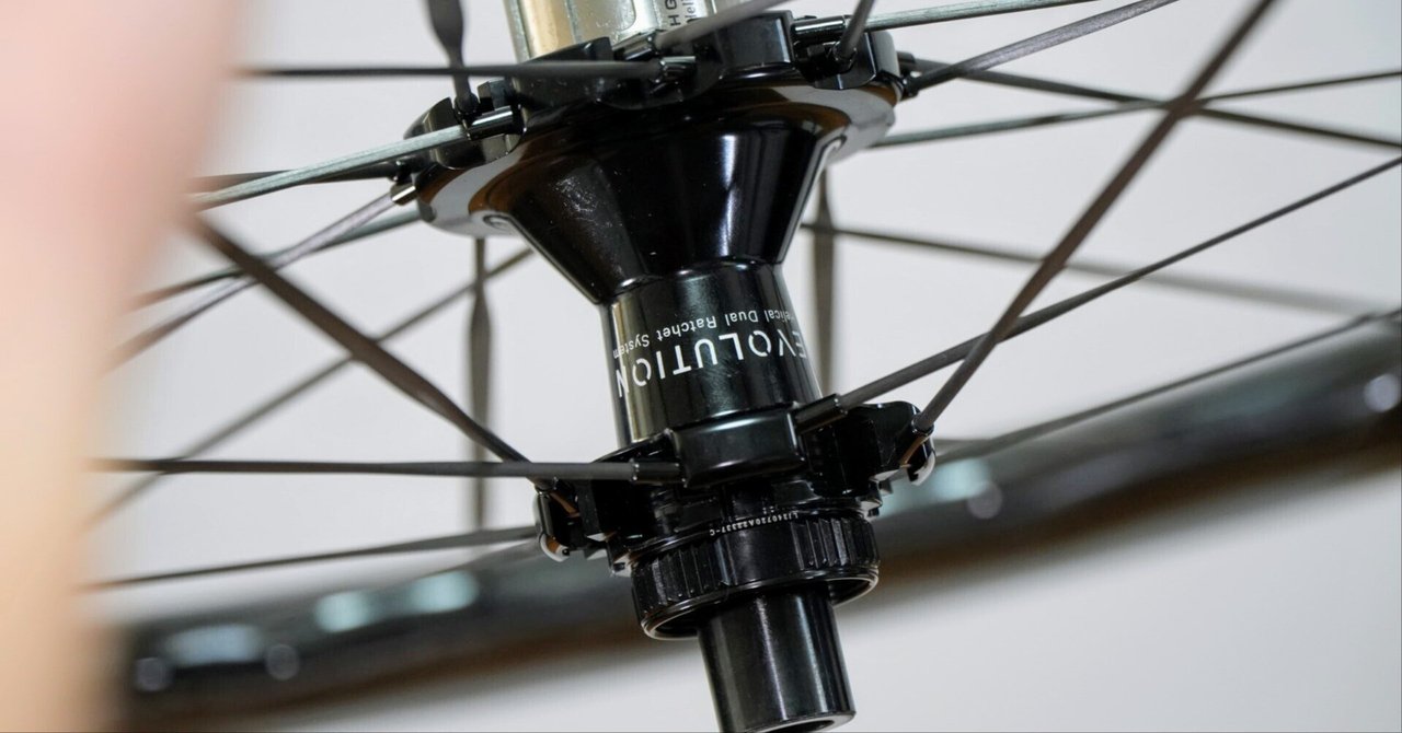 レビュー】EVOLUTIONハブと極太エアロスポークを搭載した波状カーボン