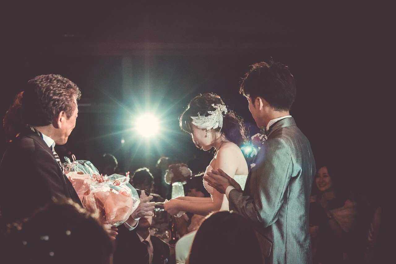 結婚式 披露宴 で写真を撮る時のカメラの設定はスポットライトが鍵になる カメラのハナシ ハヤシヒロナオ Note 結婚式 披露宴 で写真を撮る時のカメラの設定はスポットライトが鍵になる カメラのハナシ ハヤシヒロナオ Note