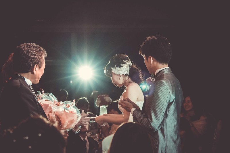 結婚式 披露宴 で写真を撮る時のカメラの設定はスポットライトが鍵になる カメラのハナシ ハヤシヒロナオ Note 結婚式 披露宴 で写真を撮る時のカメラの設定はスポットライトが鍵になる カメラのハナシ ハヤシヒロナオ Note