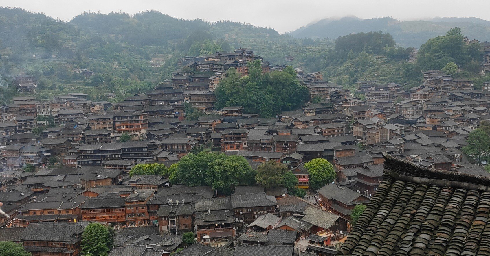 ミャオ族の文化を体感できる神秘の村「西江千戸苗寨」｜小羊