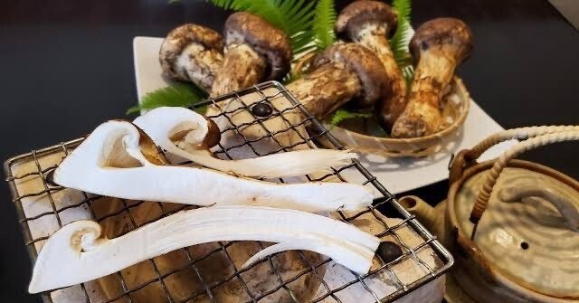 松茸の季節です。 豊かな香りと上品な味わい楽しんではいかがですか