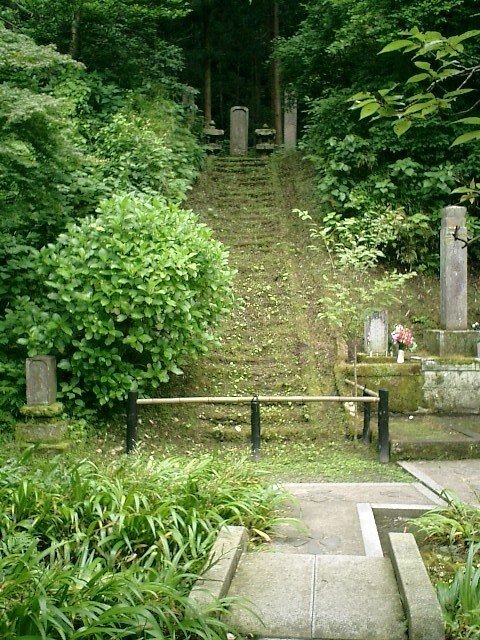 04_06.06.15鎌倉_妙本寺_梅雨の季節_比企一族墓所の階段_登り口の紫陽花は未だ咲いてなかった_