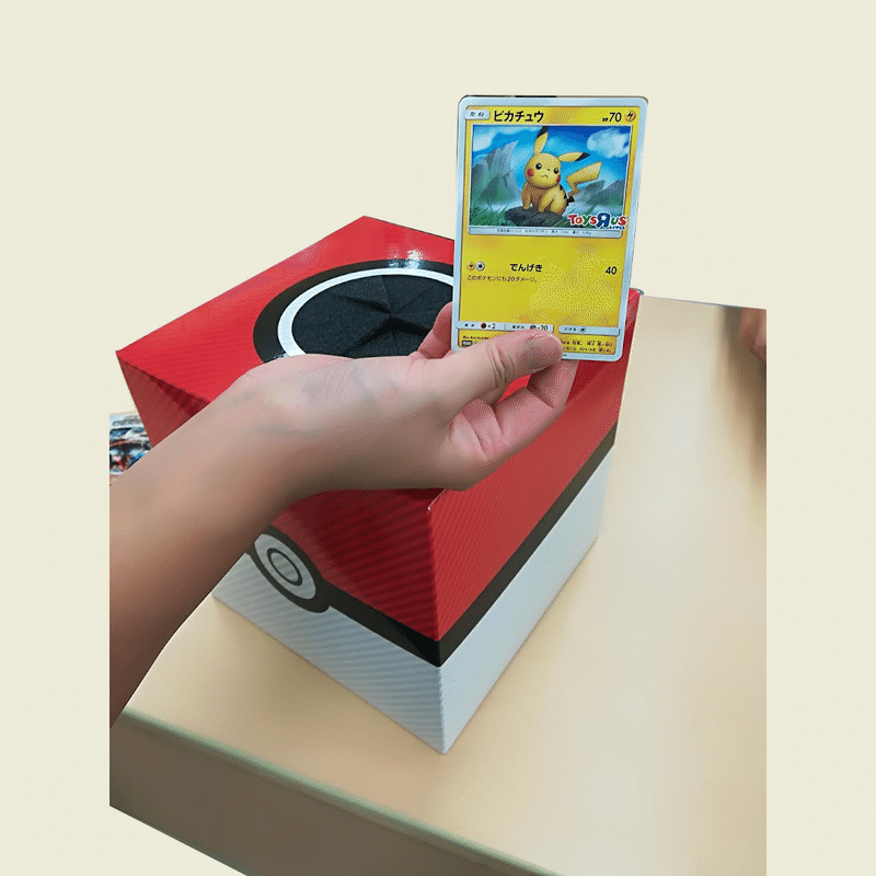 イラストaya Kusubeさんの特別なピカチュウは４枚のプロモカードになりました カードが入っていたアイテム の紹介 サンムーン ポケブーン プロモカードを読むnote Note