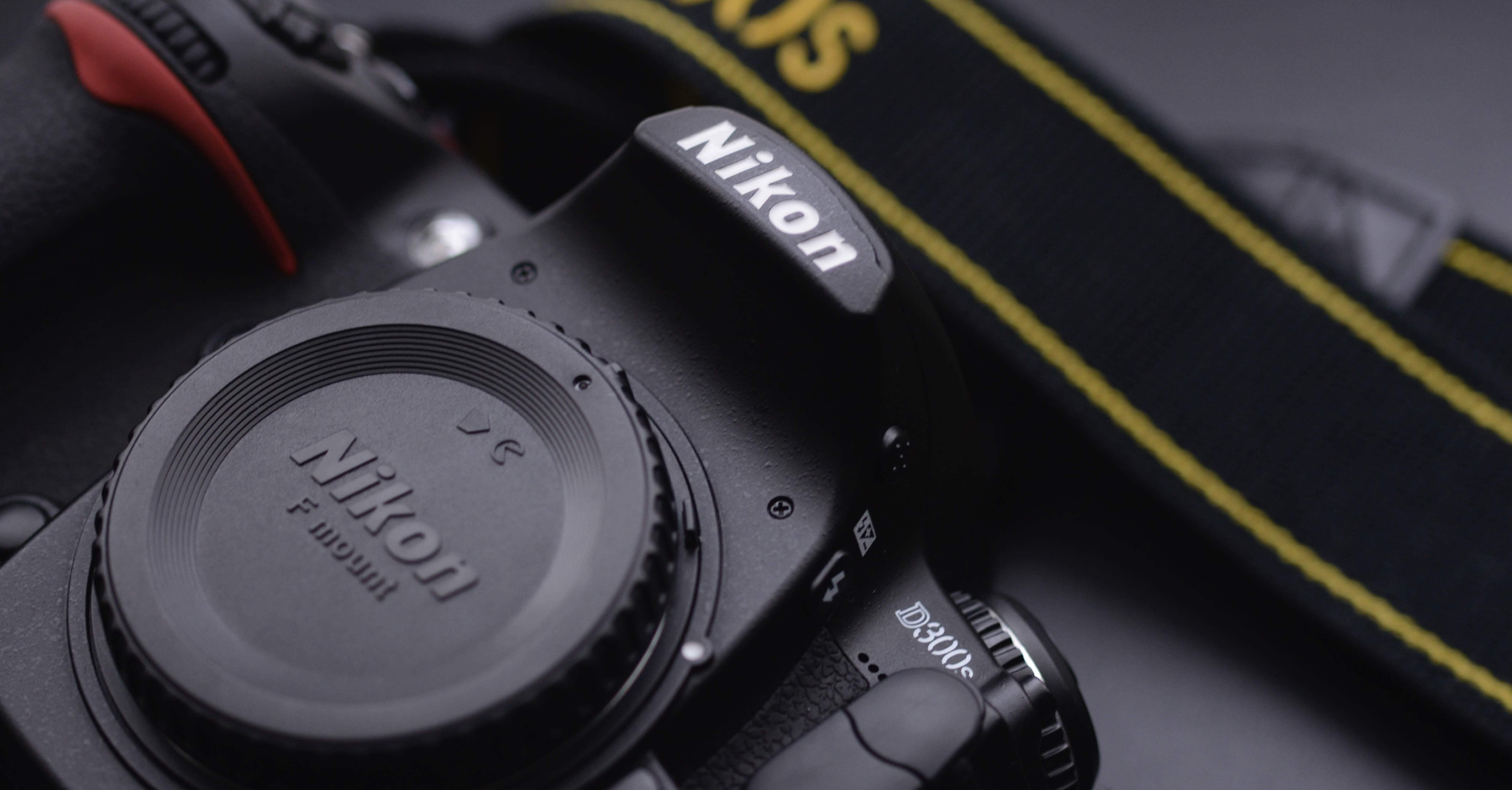 今でも変わらぬ旗艦機【Nikon D300S】｜硝子窓