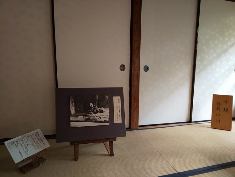 先日、私は東京・根岸にある正岡子規の晩年の住居『子規庵』を訪れました。玄関を上がってすぐの八畳間の左横に、子規の病室となった六畳間がありました。清貧という言葉がぴったりの静かで清潔な部屋です。私はこの六畳間に入った瞬間、何ともいえない切なさで胸が一杯になりました。
この家で８年を過ごした子規。しかし８年のうちの大方６年間は病床に臥せっていたそうです。