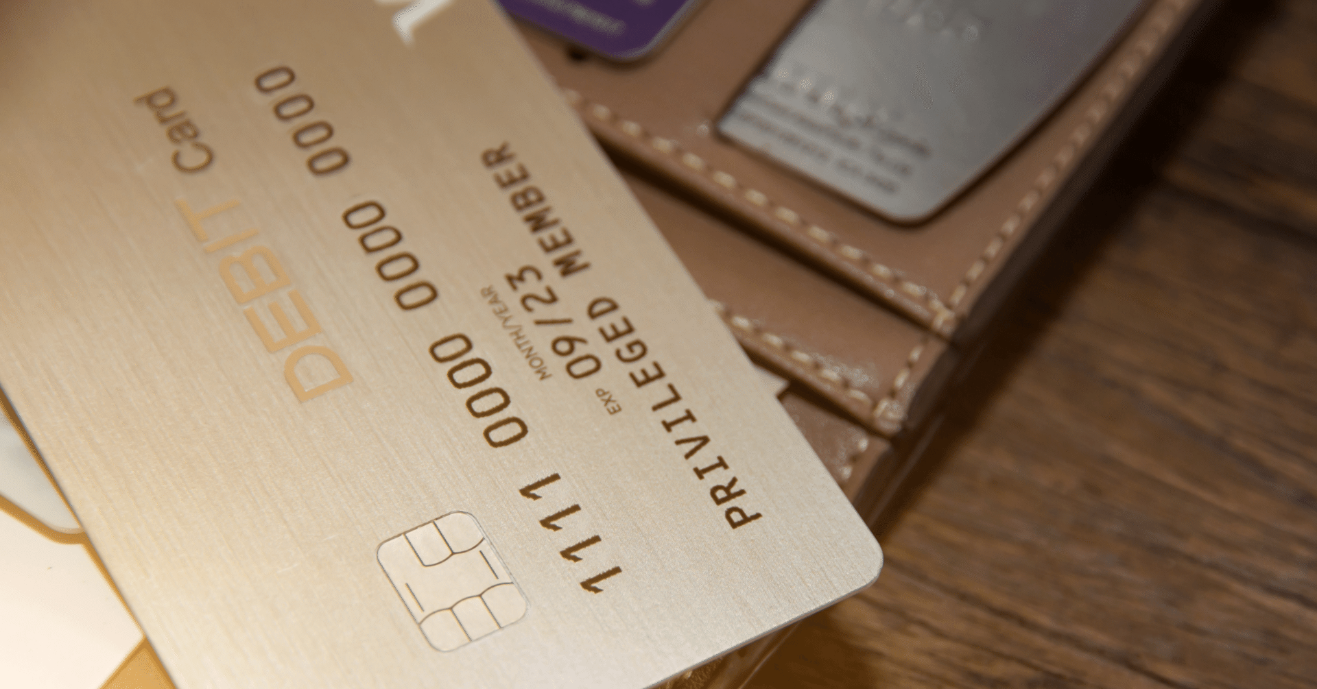 クレジットカードの海外利用事務手数料とデビットカードの比較｜おかぴー