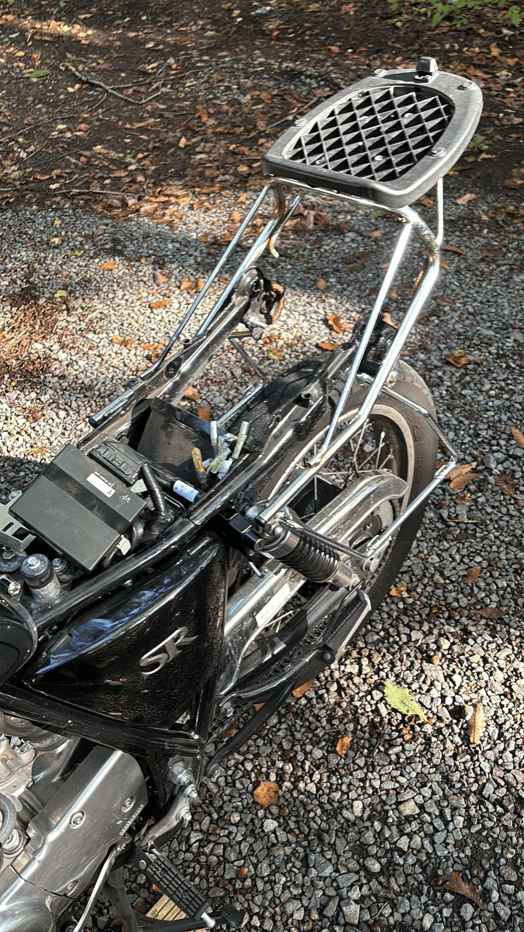 sr400 リアフェンダー バッテリー移設 sr400 リアフェンダー バッテリー移設 SR400スカチューンでバッテリー