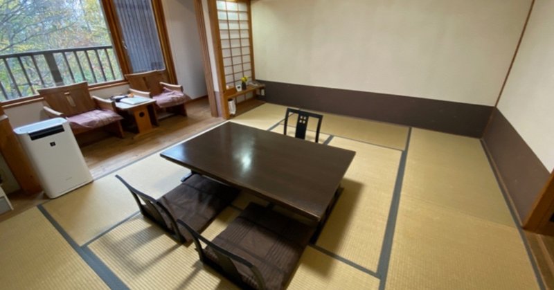 畳の部屋に布団を敷いて寝、座卓に正座して仕事をする