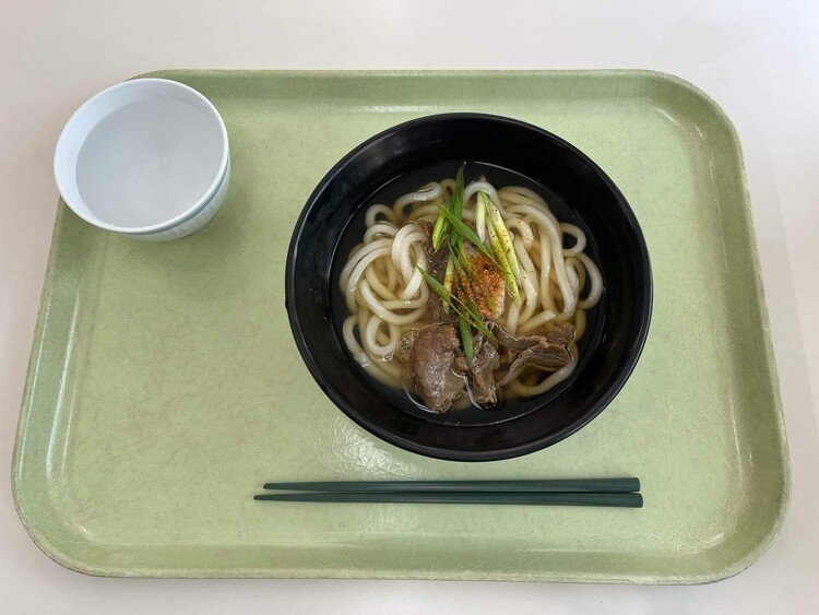 今日のお昼は佐伯区役所の職員食堂の肉うどん。340円。定食も安くて美味そうだった。