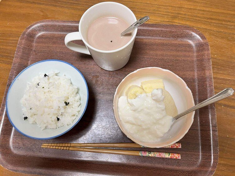 ミロ牛乳。わかめご飯。バナナヨーグルト。