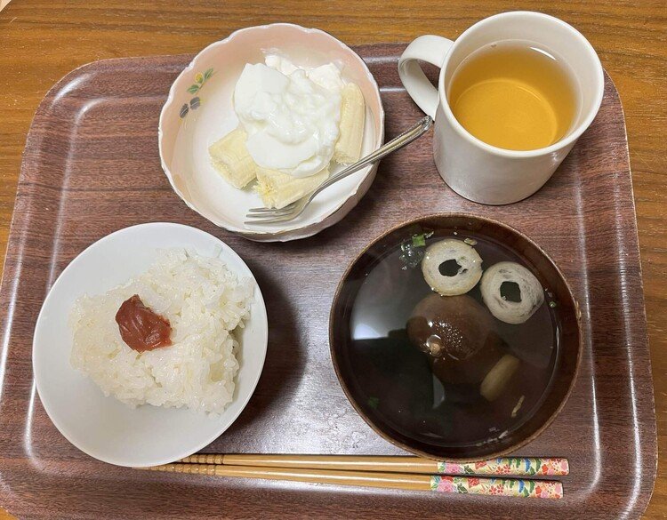 梅ごはん。お吸い物。バナナヨーグルト。