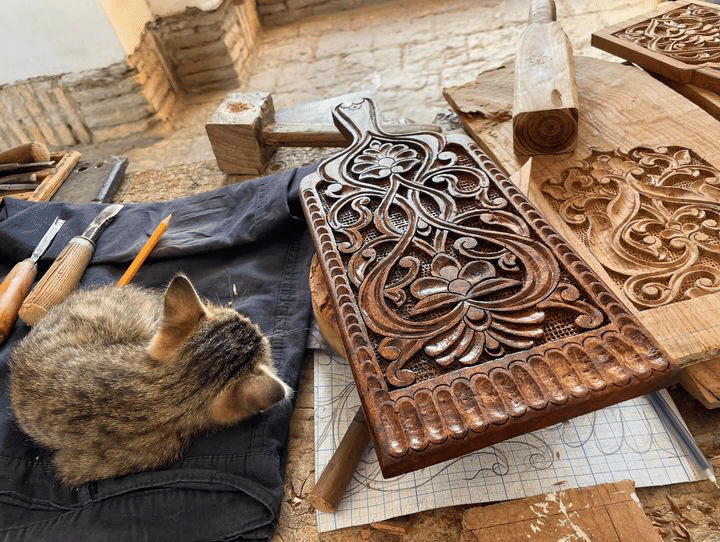 ウズベキスタン　10世紀ごろの銅板の装飾品　彫り有　5個 Lot - A Gilt-Lacquered Bronze Figure of a Luohan, Ming