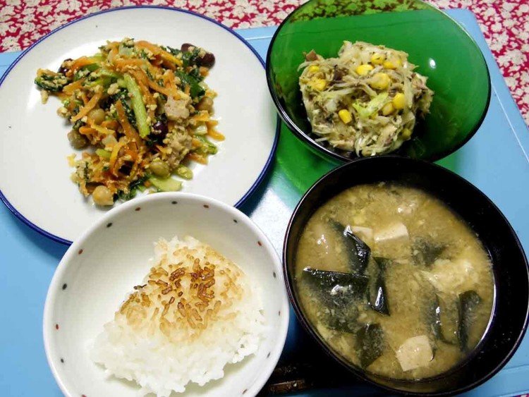 今夜は小松菜人参豚玉豆類炒め、キャベツ玉葱コーン鯖缶紫蘇の温サラダ、ワカメ豆腐卵とじスープ、新米炊き立てご飯です。