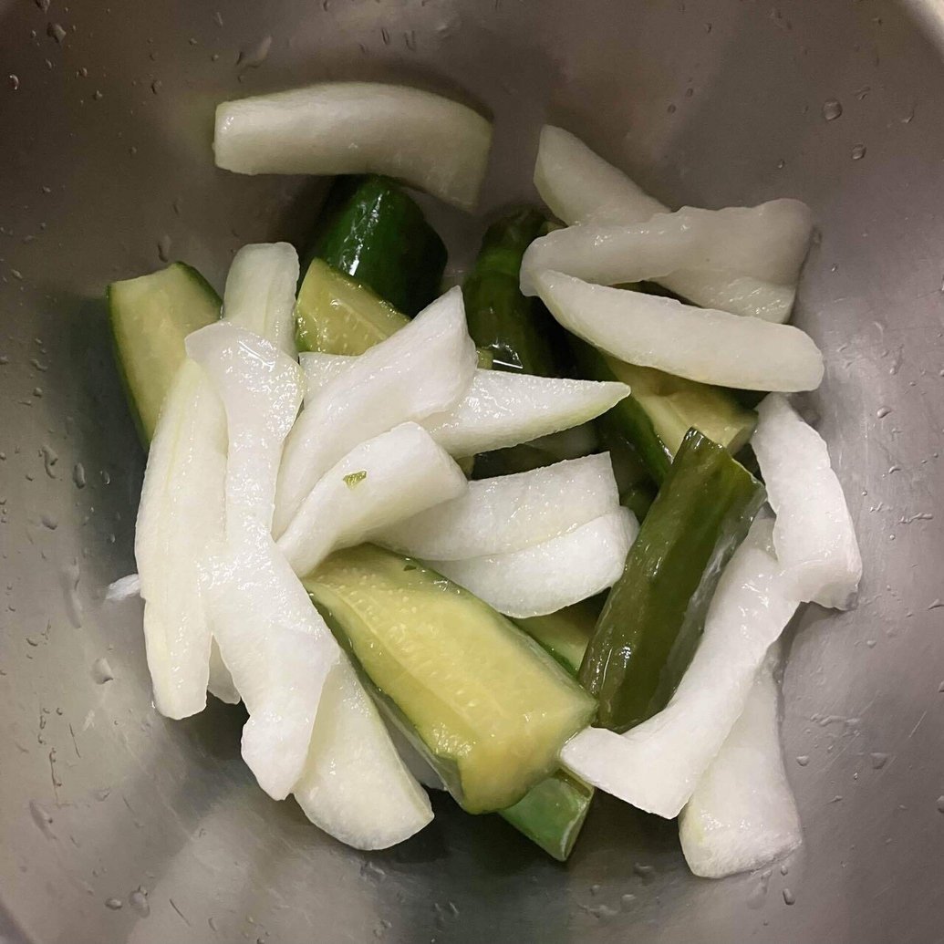 ヤンパ（玉葱）キムチと夏の名残野菜の水キムチYangPa(Onion) kimchi and water kimchi made from  summer vegetables｜Kusamakura