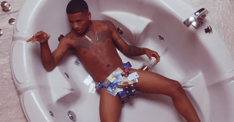 金品をむしり取られてしまうGuapdad 4000らの心情を読む。(Guapdad 4000 - "Gucci Pajamas" ft. Chance The Rapper & Charlie Wilson)