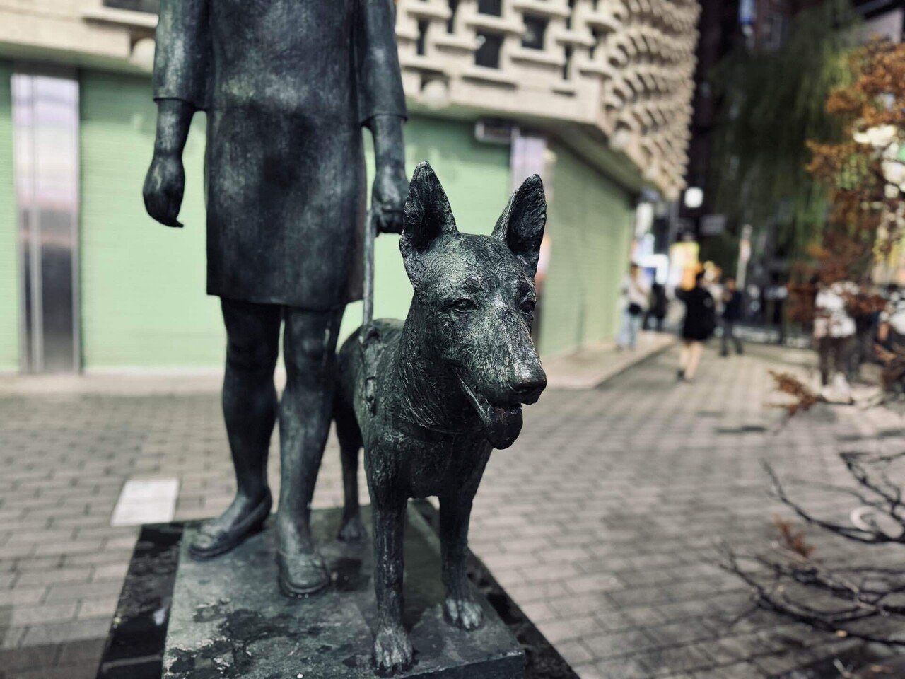 新橋駅前にある「乙女と盲導犬の像」｜WAGNAS-都内アドベンチャーサークル-