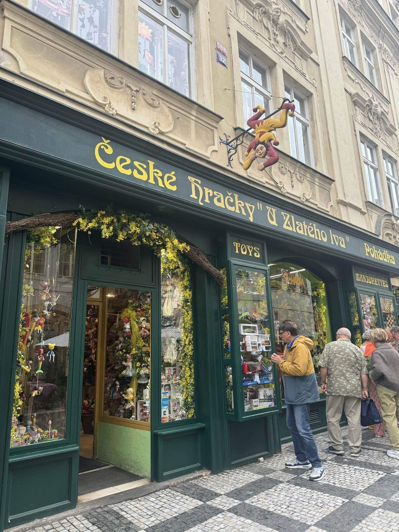 チェコひとり旅🇨🇿6 おもちゃ屋さんハシゴから伝統菓子パンでひと